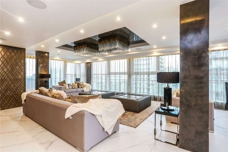 Luxurious three bedroom penthouse apartment in the exclusive Century Buildings development. - Photo 2