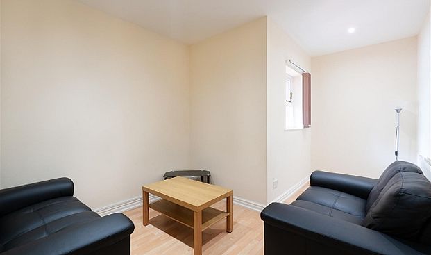 Spacious 6 bed House - Photo 1