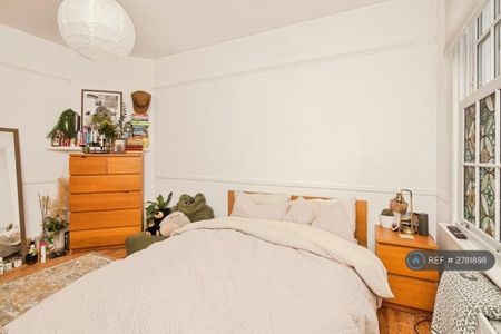 3 bedroom flat to rent - Photo 4