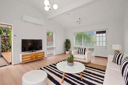 Sundrenched Three Bedroom Villa - Photo 4