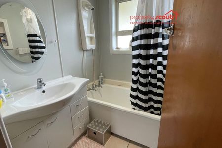 Cozy Family living in Newfield - Photo 2