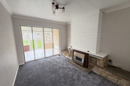 Melvyn Close - Photo 3