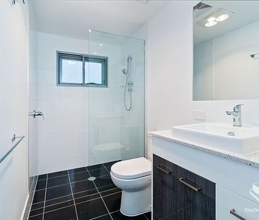 Stylish One-Bedroom Apartment with Superb Views & Unbeatable Location - Photo 1