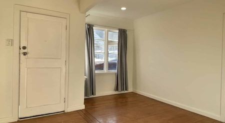 **4 Bedroom and 1x Bathroom House** - Photo 5