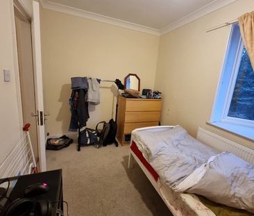 Room in a Shared House, Ellesmere Gardens, IG4 - Photo 1