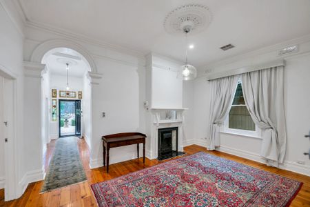 Character Family Villa in Prime Unley Location - adjacent to park - Photo 2