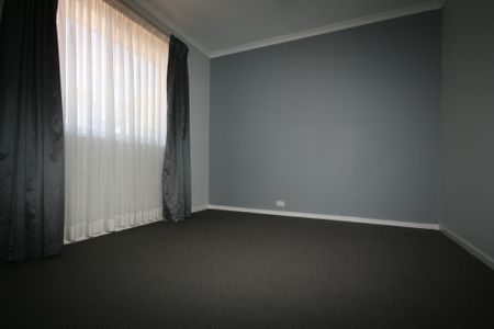 Charming 2-Bedroom Townhouse in Queanbeyan - Photo 4