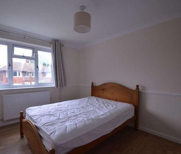 Avondale Avenue, Staines-upon-thames, TW18 - Photo 5