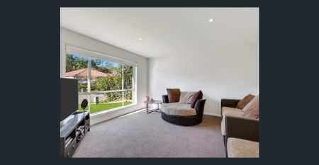 Spacious 4-Bedroom Home Offering Comfort, Style & Lakeside Convenience - Photo 5