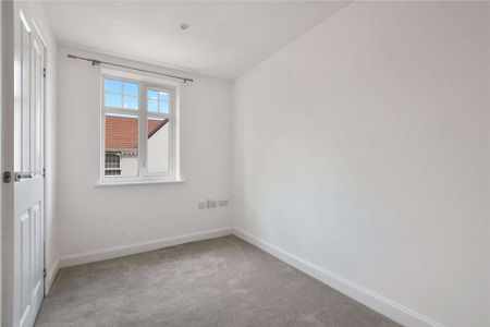 An attractive 3 / 4 bedroom semi detached town house in Bushey, offered unfurnished and available end of October. - Photo 4