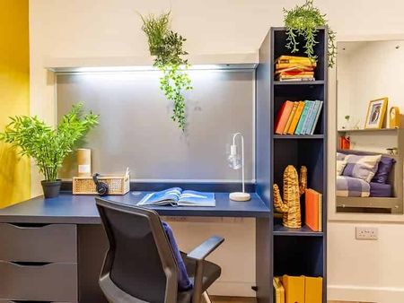 Standard - 2 Bed Flat - Photo 5