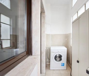 Room in a shared 8-bedroom apartment for rent in Lisbon, fully furnished. - Foto 5