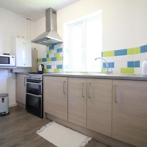 Field End Road, Pinner - Photo 2