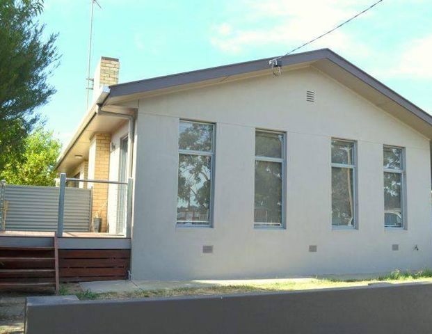 Great Location Walking Distance To CBD. - Photo 1