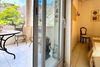 For rent: spacious apartment with 3 bedrooms and sea views.