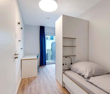 Reduced Rent - Fully furnished private room with balcony in a 5 peo... - Photo 5