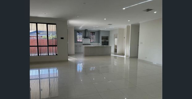 Family home opposite beautiful park - Photo 1