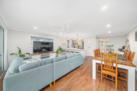 Cosy 5 Bedroom Nestled in the highly sought-after North Harbour Community - Photo 5