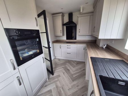 3 bedroom semi-detached house to rent - Photo 3