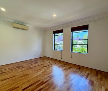 Perfectly located home with parking - Photo 3