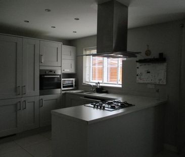 4 bedroom detached house to rent - Photo 5