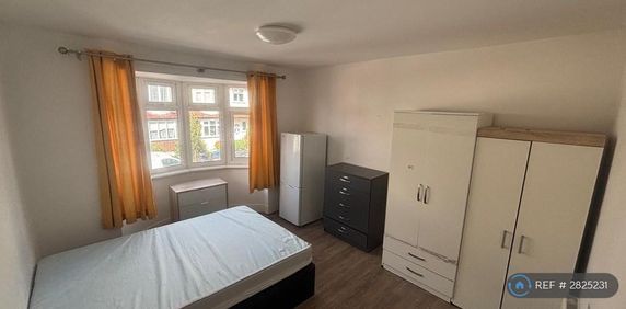 1 bedroom in a house share to rent - Photo 2