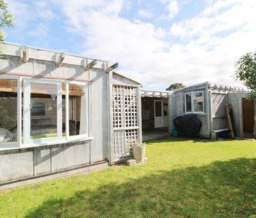 Rustic Sunny Whangapoua Cabins - Photo 4