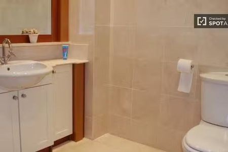 Fantastic 2 Bed Apartment with Balconies in Howth, Dublin - Photo 3