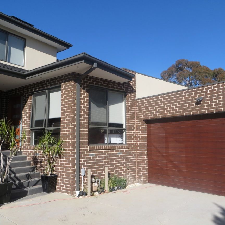 2/2 Rhonda Street, Mount Waverley VIC 3149 - Townhouse For Rent | Domain - Photo 1