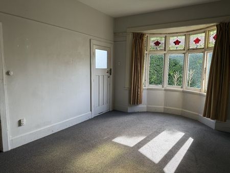 RICCARTON – LARGE CHARATCER HOME, 6 BEDROOMS, 2 HEAT PUMPS, GARDENER INCLUDED - Photo 2