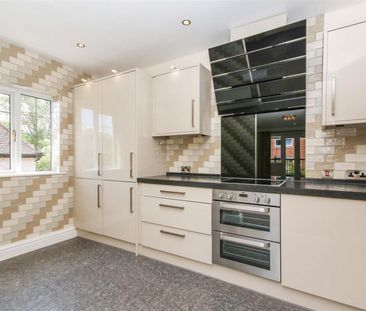 2 bedroom Flat To Let - Photo 1