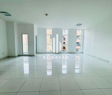 luxurious 3BHK | Free Parking | Free Amenities - Photo 1