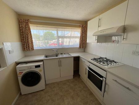 2 bedroom semi-detached bungalow to rent - Photo 4