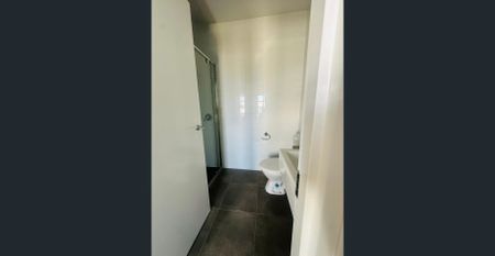 Modern family living in a vibrant, growing community - Photo 3