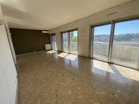 À louer – T3 spacieux avec terrasse et vue dégagée – Toulon secteur Aguillon - Photo 3