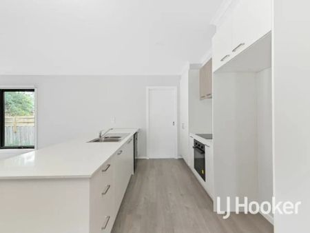 “Modern, Spacious Townhouse! 8 Merchant Place Pakenham” - Photo 5