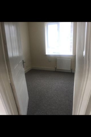 3 Bed Semi-Detached House, Warren Avenue, SO16 - Photo 4