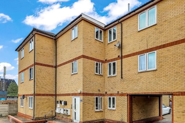 Hobbs Close, Waltham Cross, EN8 0 - Photo 1