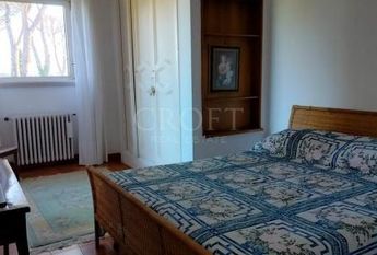 Ardeatina-Divino Amore: Quiet, charming rustic villa, big and well-curated garden, 3 beds, 1 study, 3 baths, living room, kitchen, with terraces , AC and parking space. Ref 2322