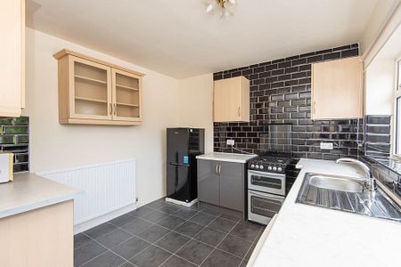 3 bedroom Terraced House to rent - Photo 3