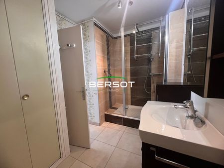 Location Besançon,Grand appartement T3 au centre Ville avec balcon, garage et cave! - Photo 2