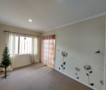 Family House In Henderson - Photo 4