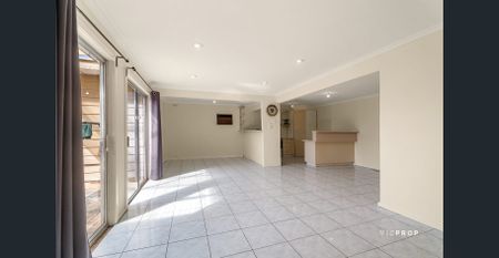 Spacious 5-Bedroom Family Home - Photo 4