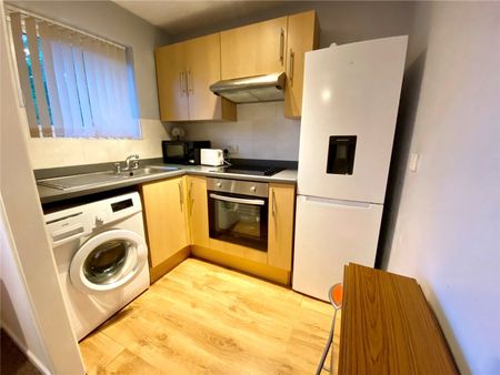 Bubwith Close, Chard, TA20 - Photo 2