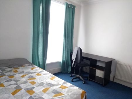 3 bedroom terraced house to rent - Photo 3