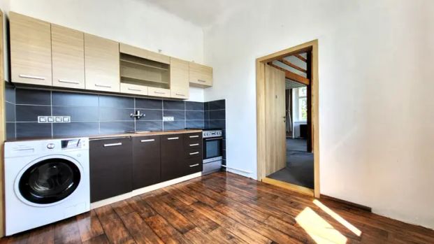 Pronájem prostorného bytu 1+1 s parkovacím místem v Jihlavě, Březinovy sady. - Photo 1
