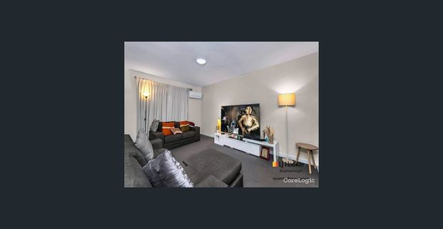 Excellent Location, two bedroom ground floor unit! - Photo 1