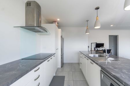 Beautifully Presented Three Bedroom Home - Photo 2