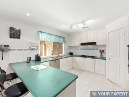 77 Melville Park Drive, Berwick VIC 3806 - Photo 5
