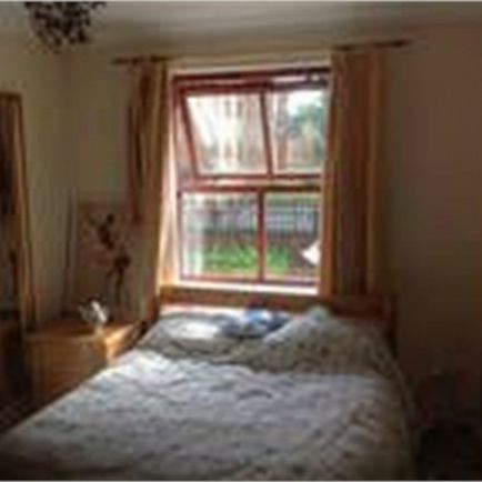 3 Bed - Louisa Close, London - Photo 1